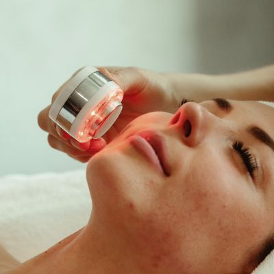hydrafacial with red light therapy at evolvmd milwaukee